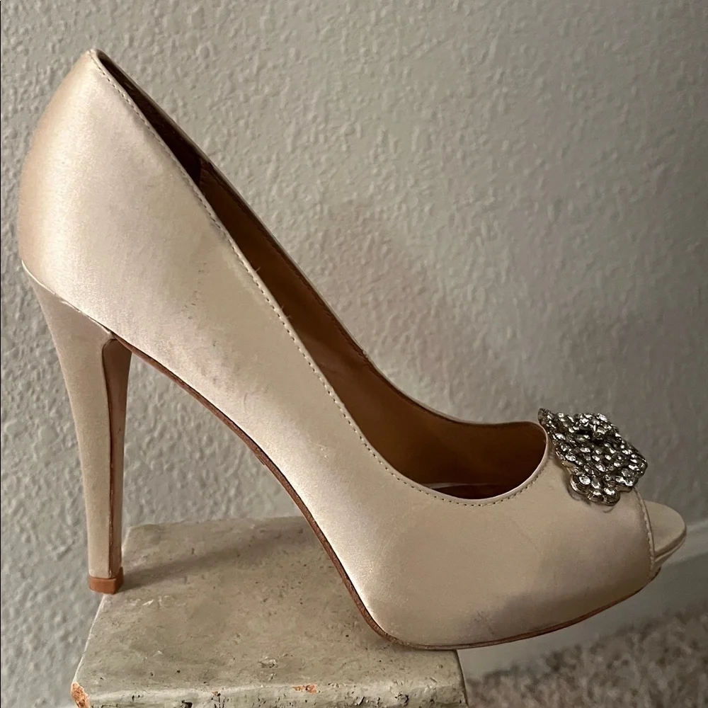 Badgley Mischka Women’s Goodie Vansat Champagne Satin Shoes Heels Size 7.5